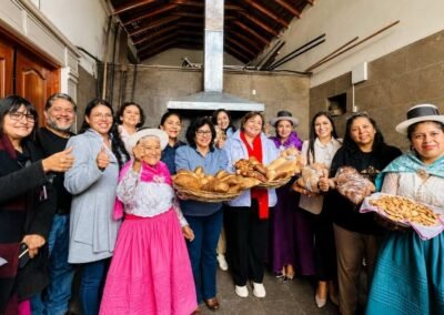 Turistas con panes ayacuchanos - Cámara Regional de Comercio Ayacucho