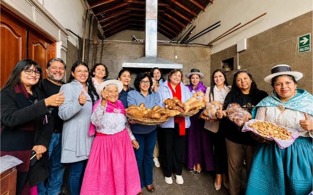 Turistas con panes ayacuchanos - Cámara Regional de Comercio Ayacucho